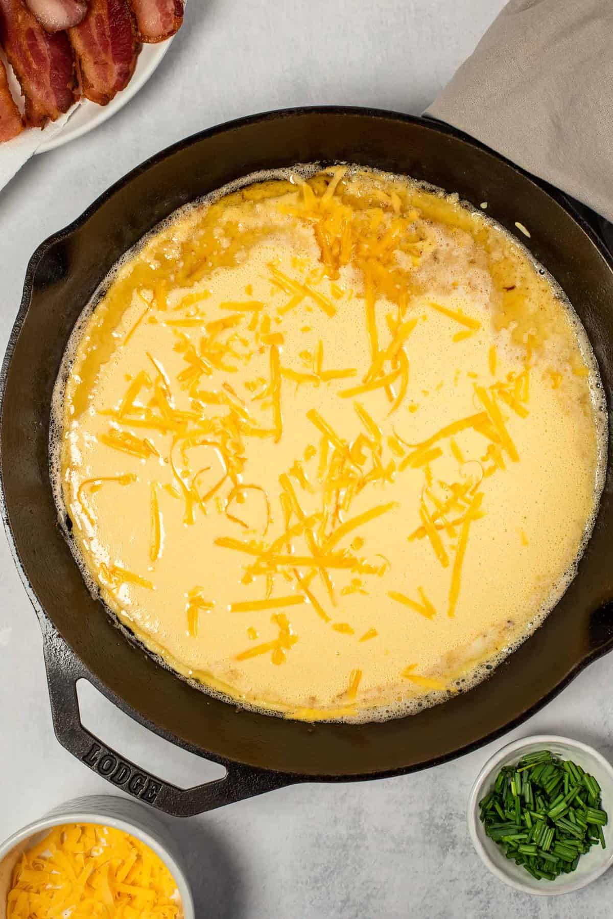 Pancake non cuit avec du fromage cheddar.