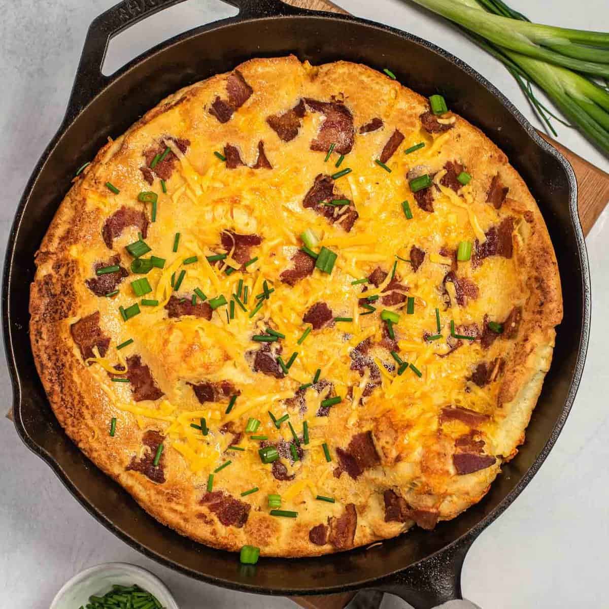 Pancake néerlandais salé au bacon et au fromage cheddar