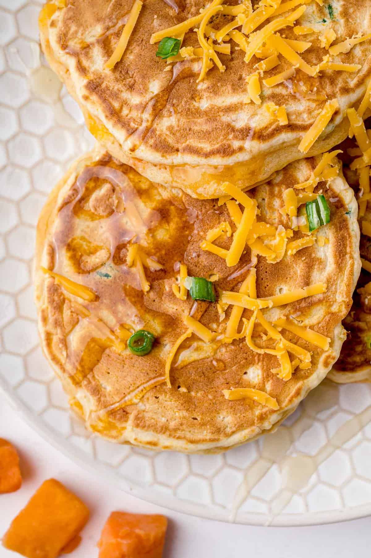 Pancakes garnis de fromage.