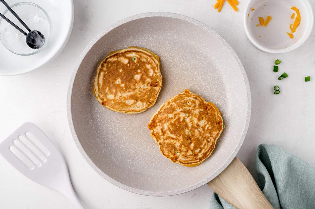 Pancakes dans une poêle.