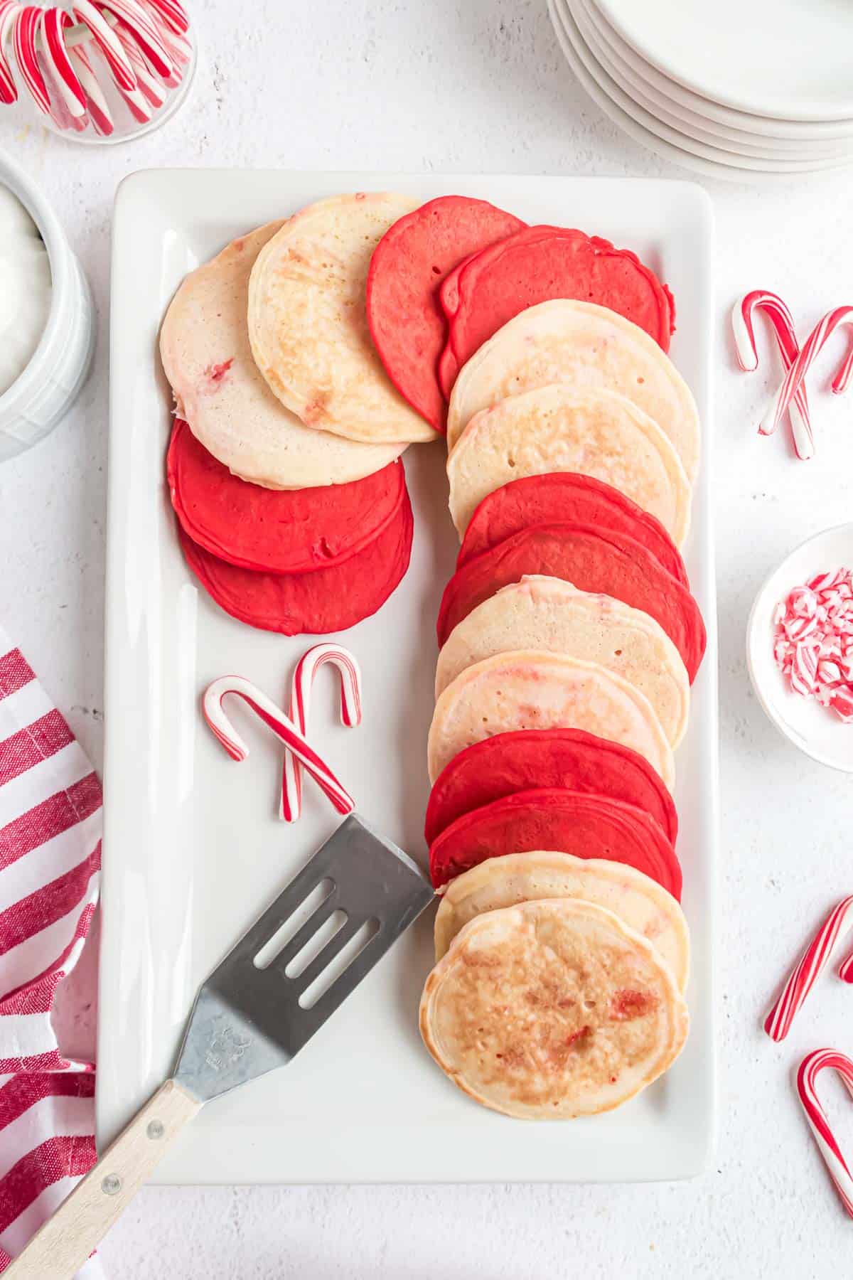 Pancakes rouges et blancs en forme de canne en sucre.