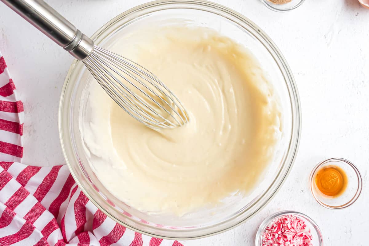 Pâte à pancakes avec un fouet.