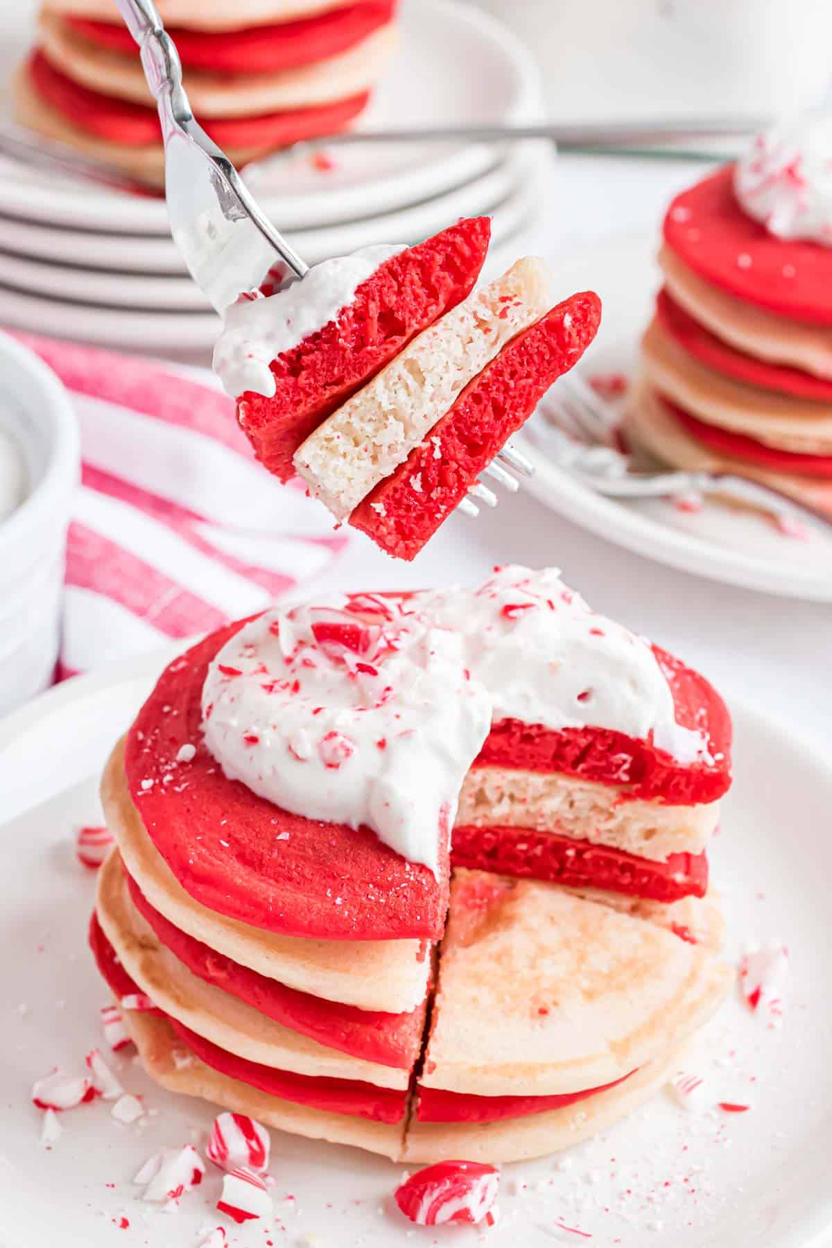 Pancakes rouges et blancs sur une fourchette pour montrer la texture moelleuse.