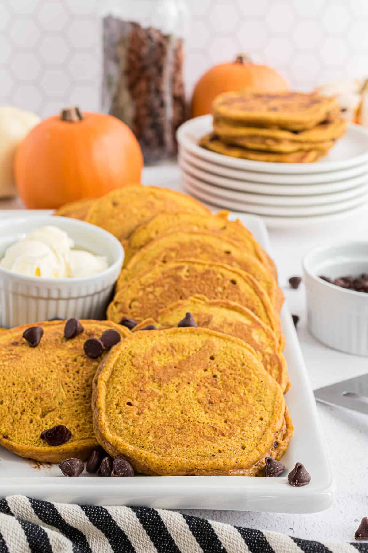 Plateau de pancakes à la citrouille parsemés de pépites de chocolat.