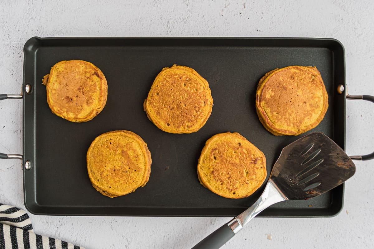 Pancakes sur une plaque noire.