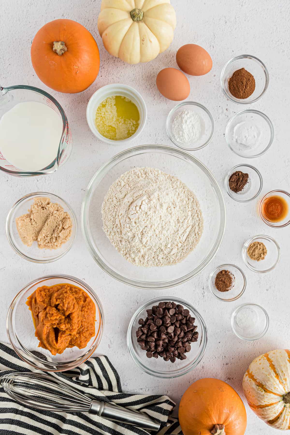Vue plongeante des ingrédients nécessaires à la recette, y compris la purée de citrouille.