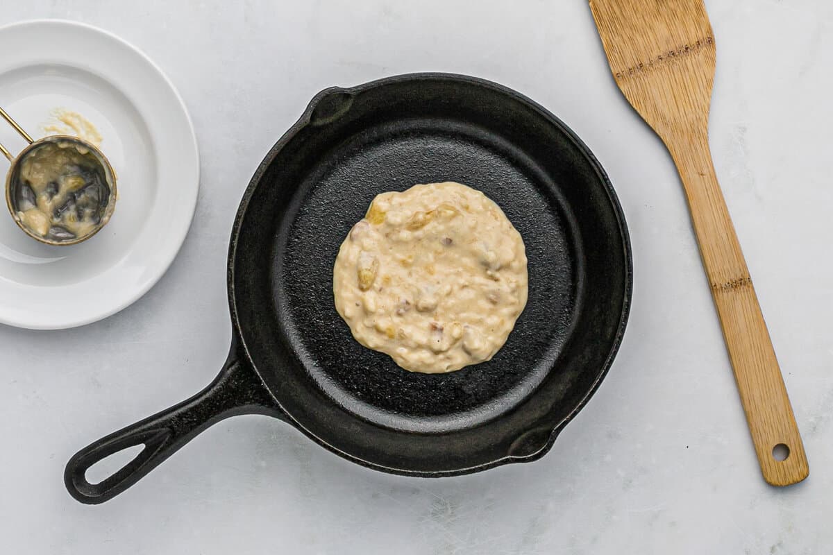 Pancake cuit dans une poêle en fonte.