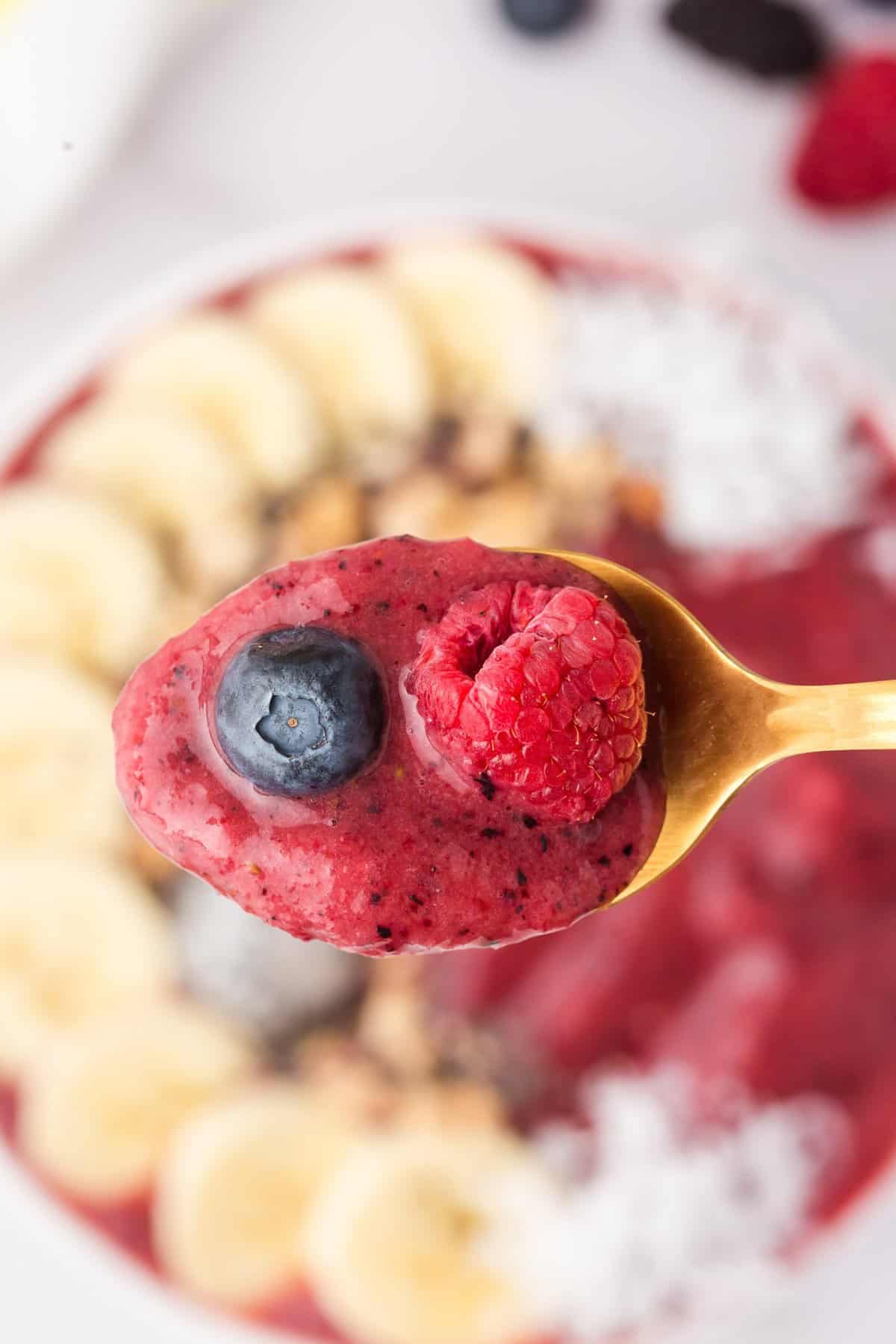 Smoothie et baies fraîches sur une cuillère.