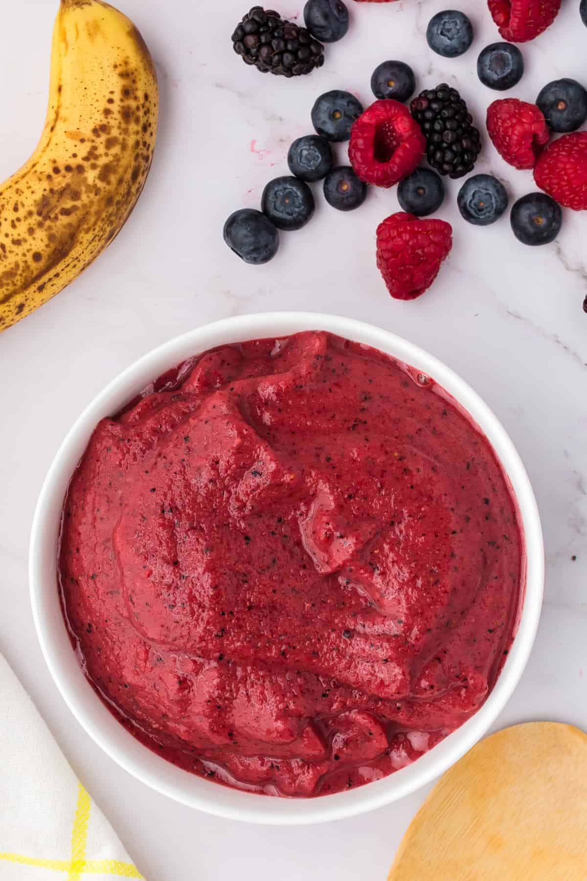 Bol de smoothie aux baies sans garniture.