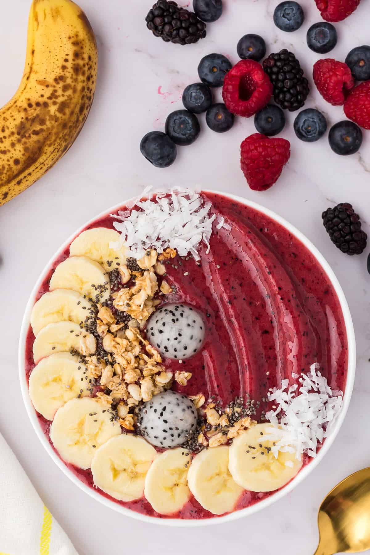 Bol de smoothie avec garnitures ajoutées.