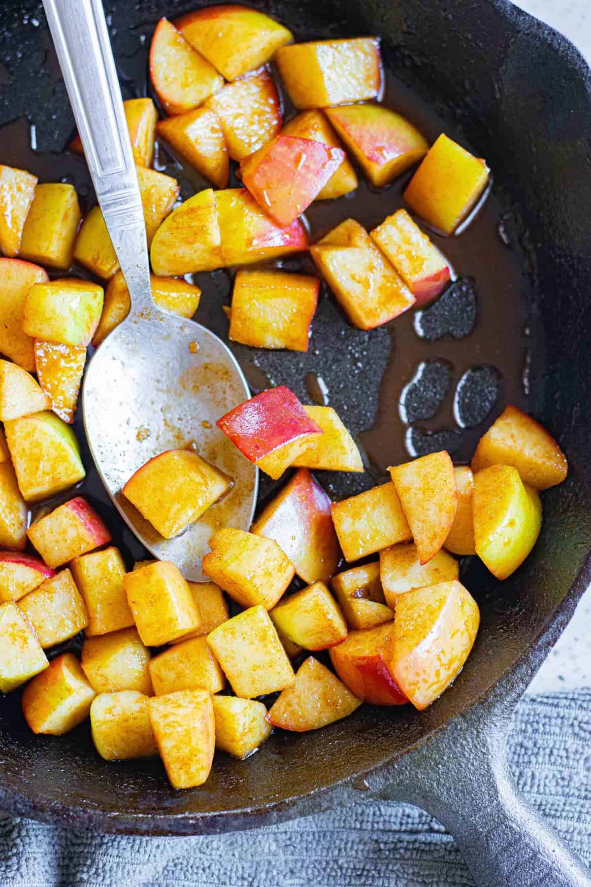Pommes sautées dans une poêle noire.