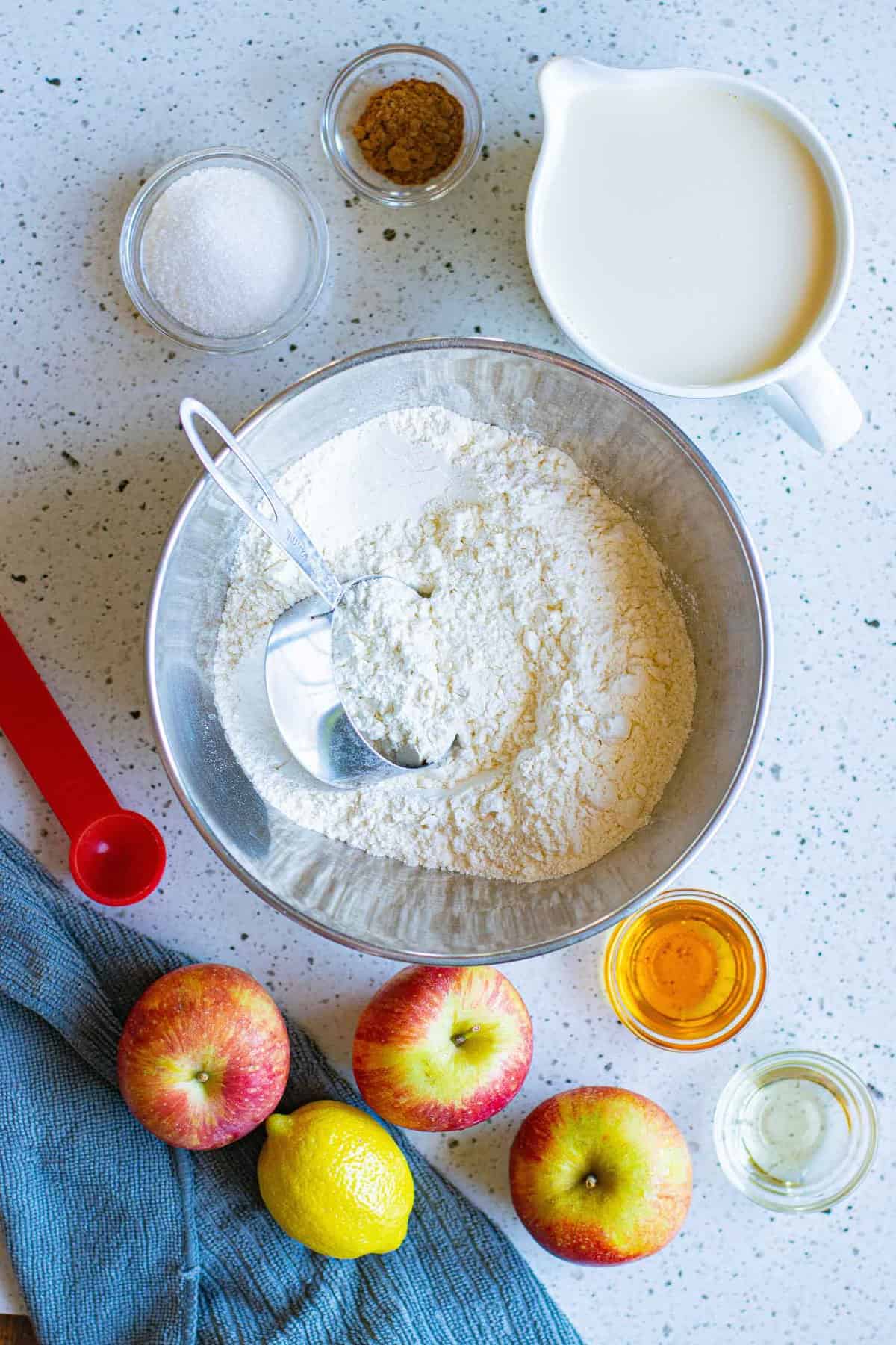Ingrédients nécessaires pour les pancakes aux pommes véganes.