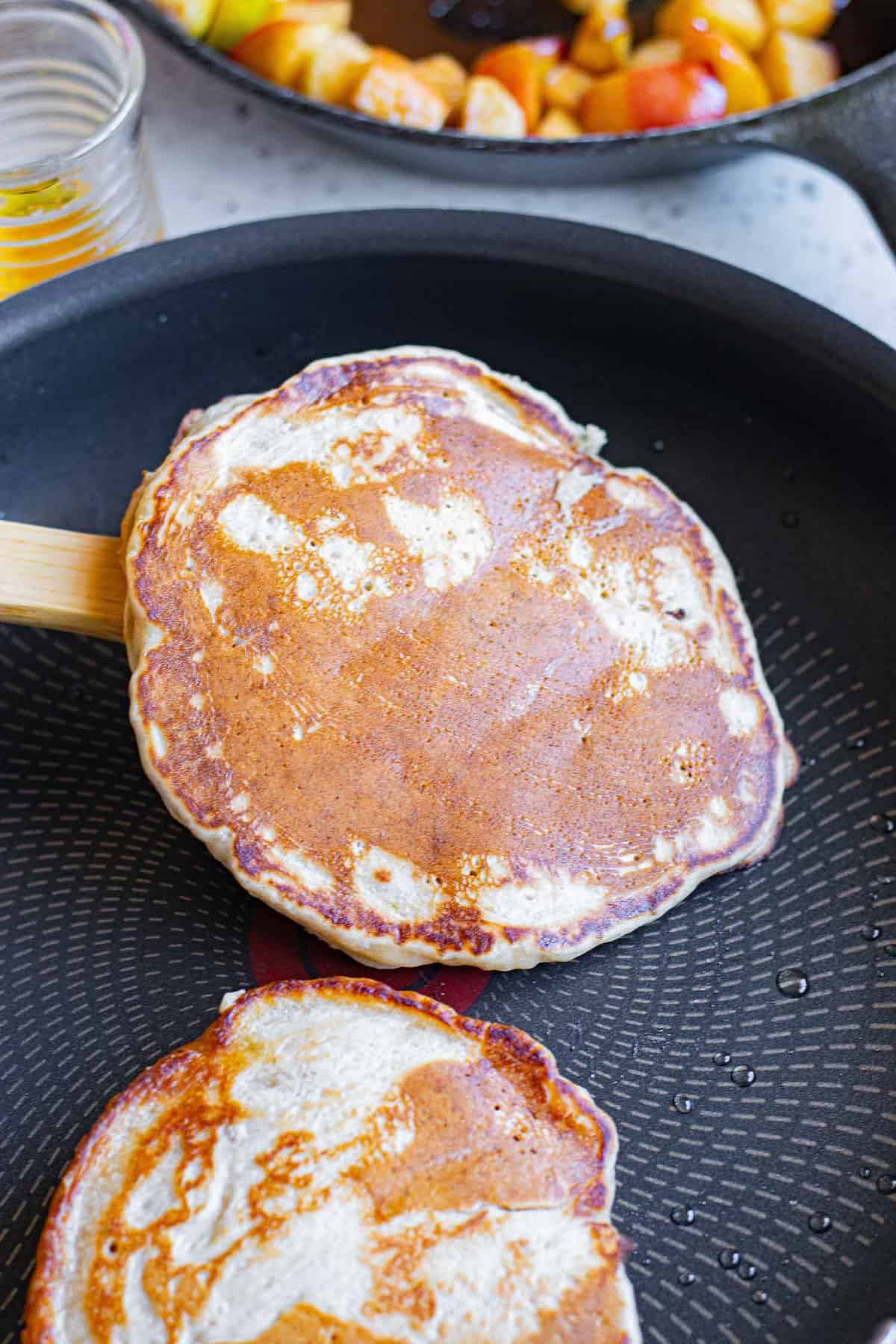 Un pancake dans une poêle.