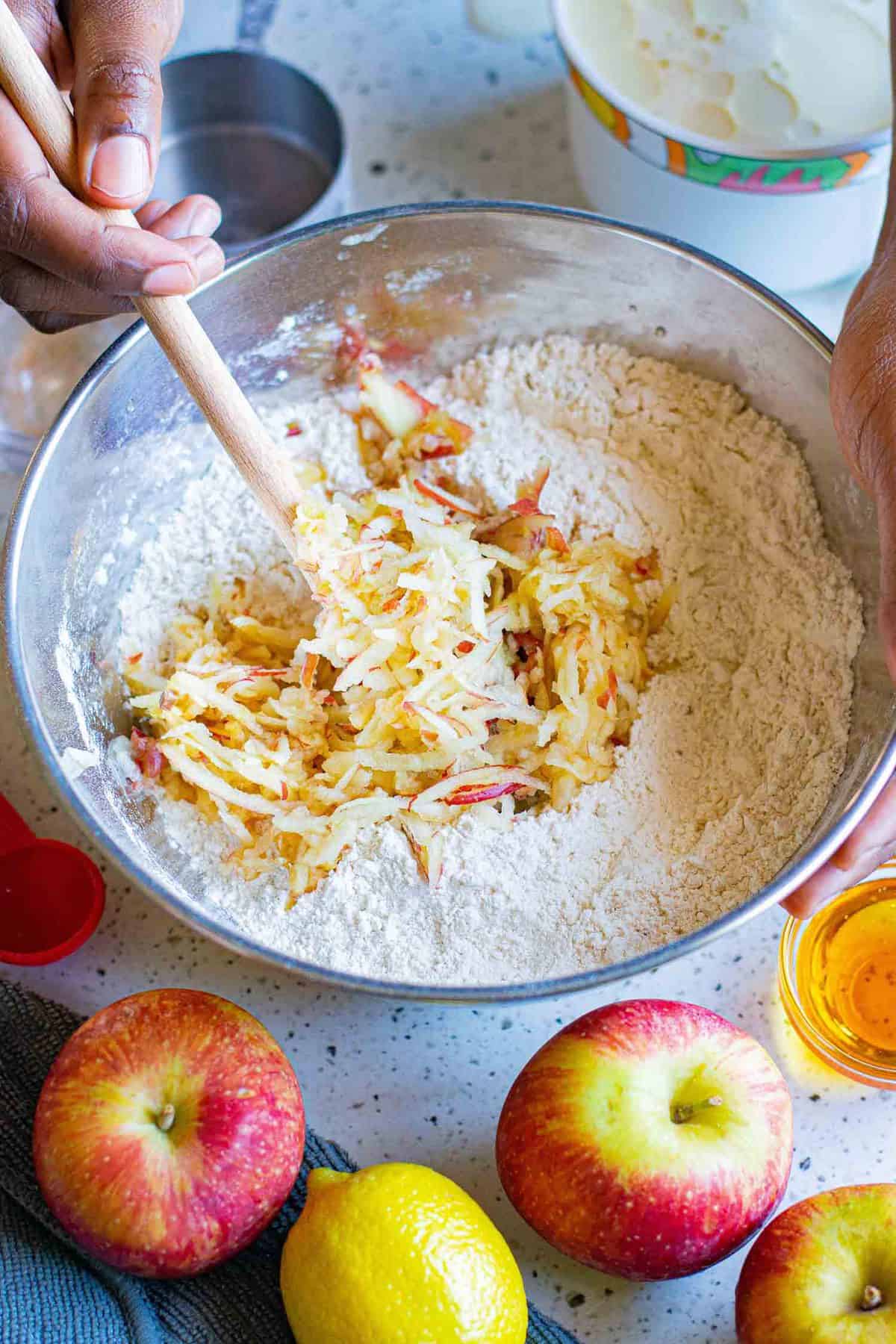 Des pommes râpées mélangées à la pâte à pancake.