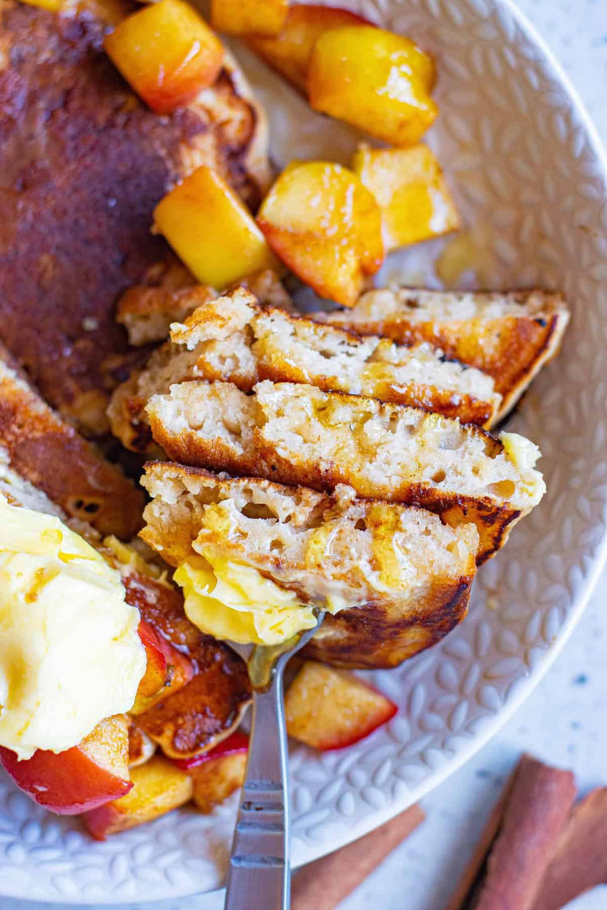 Des pancakes véganes aux pommes sur une fourchette.