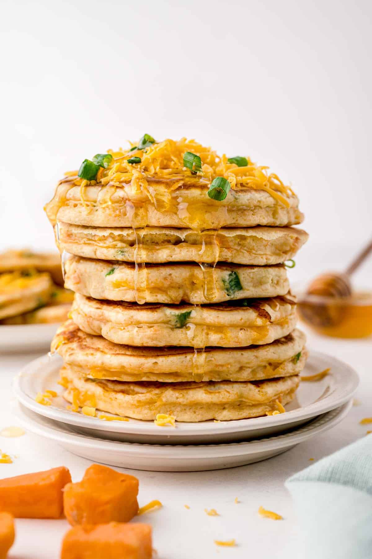Très haute pile de pancakes salés à la patate douce.