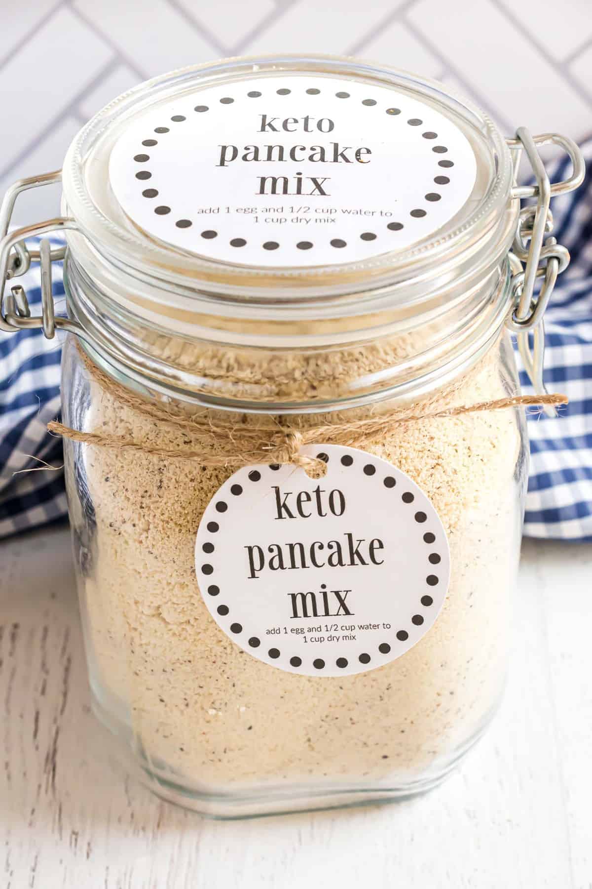 Mélange à pancakes keto dans un pot.
