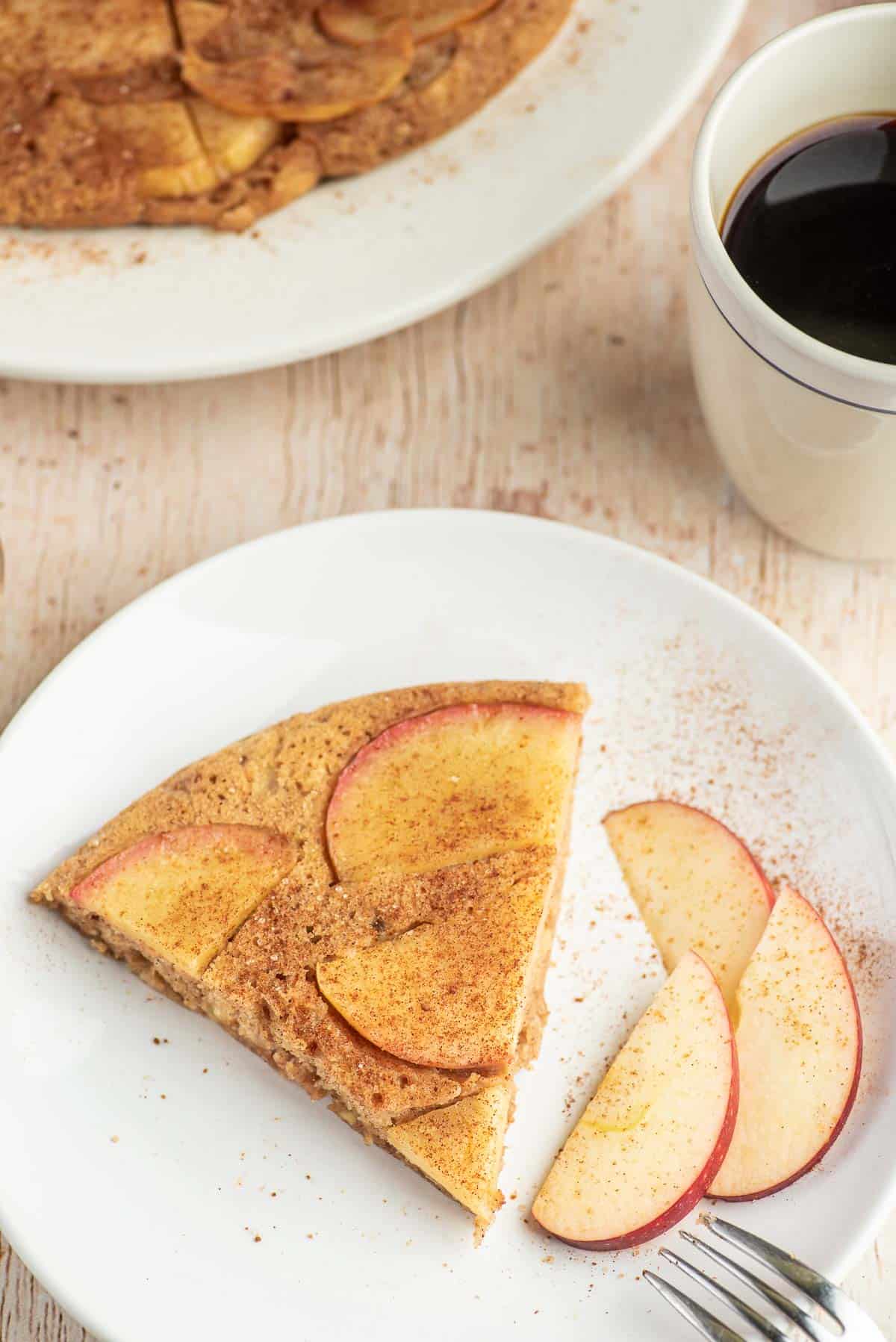 Tranche de pancake aux pommes sur un plateau.