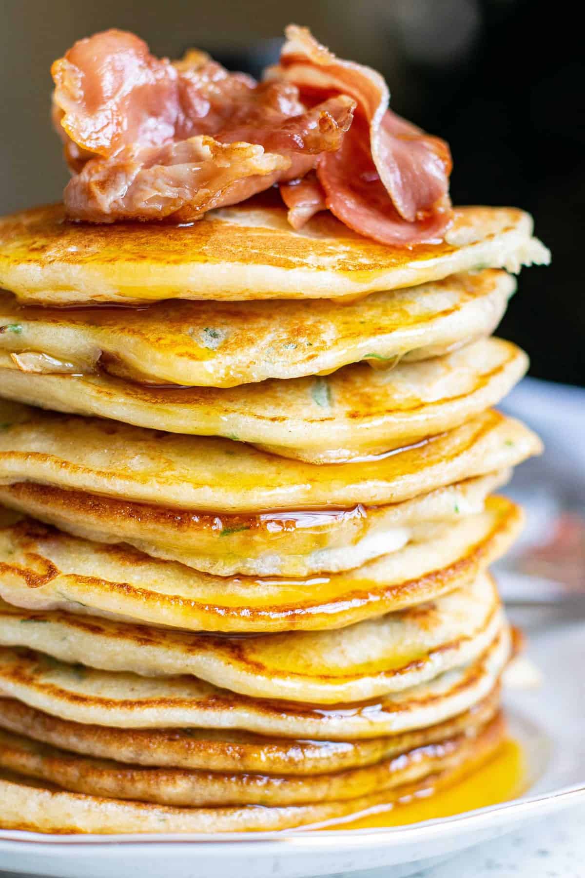 Pancakes garnis de bacon.