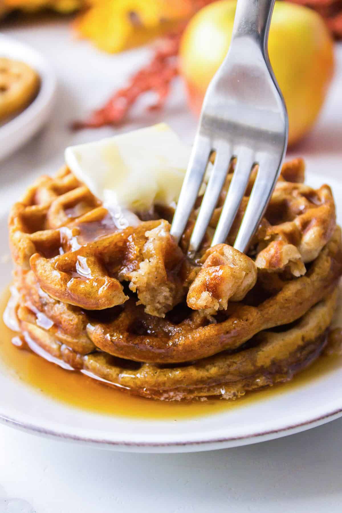 Pile de gaufres coupée avec une fourchette.