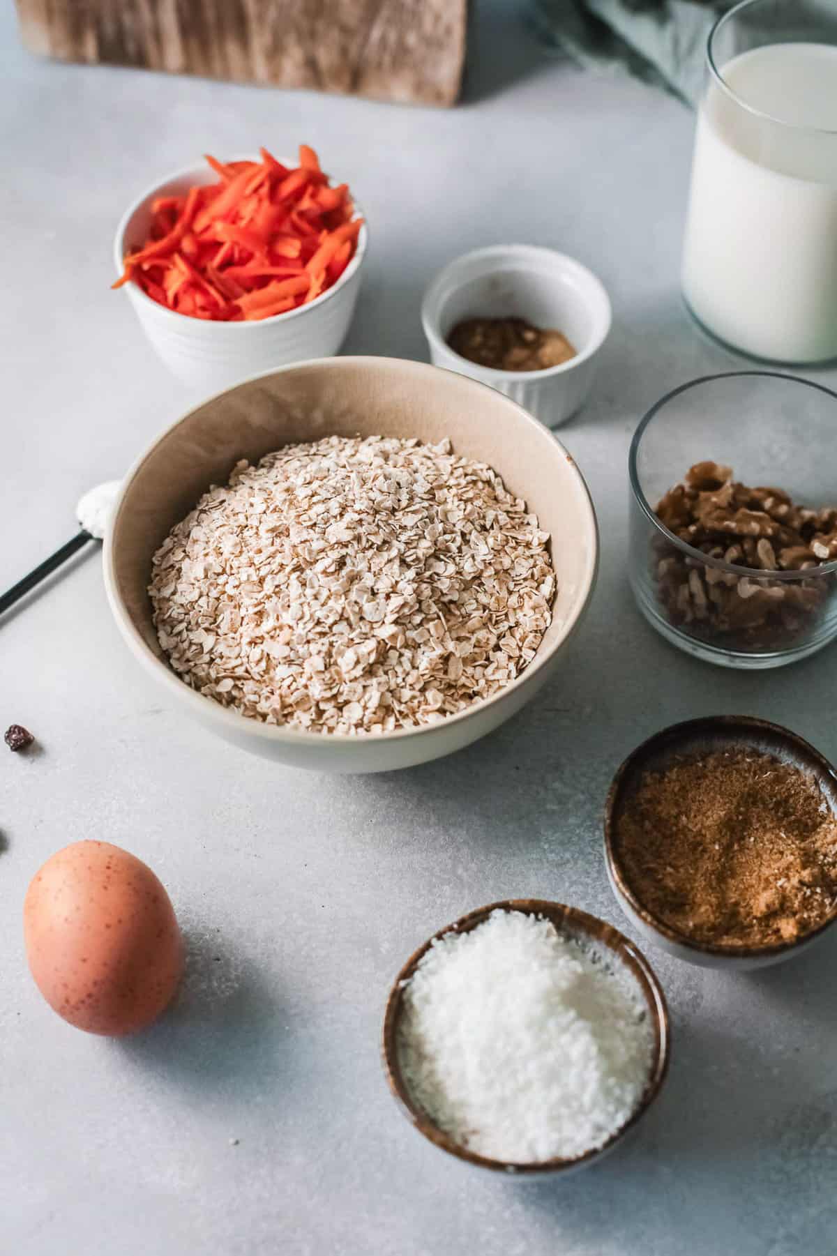 Ingrédients nécessaires pour le porridge de carottes.