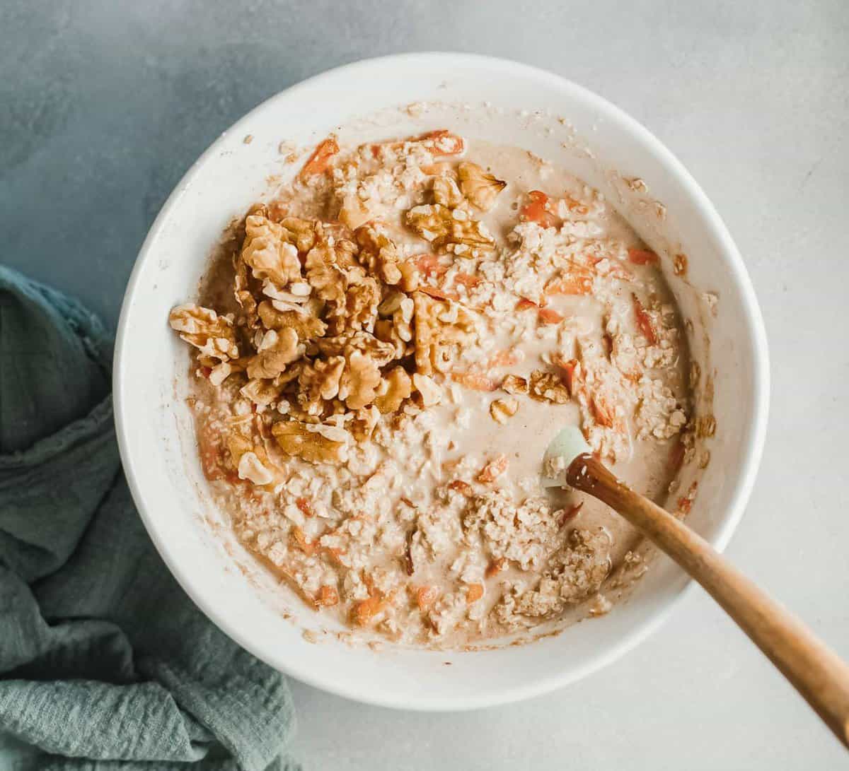 Pâte de porridge mélangée dans un bol.