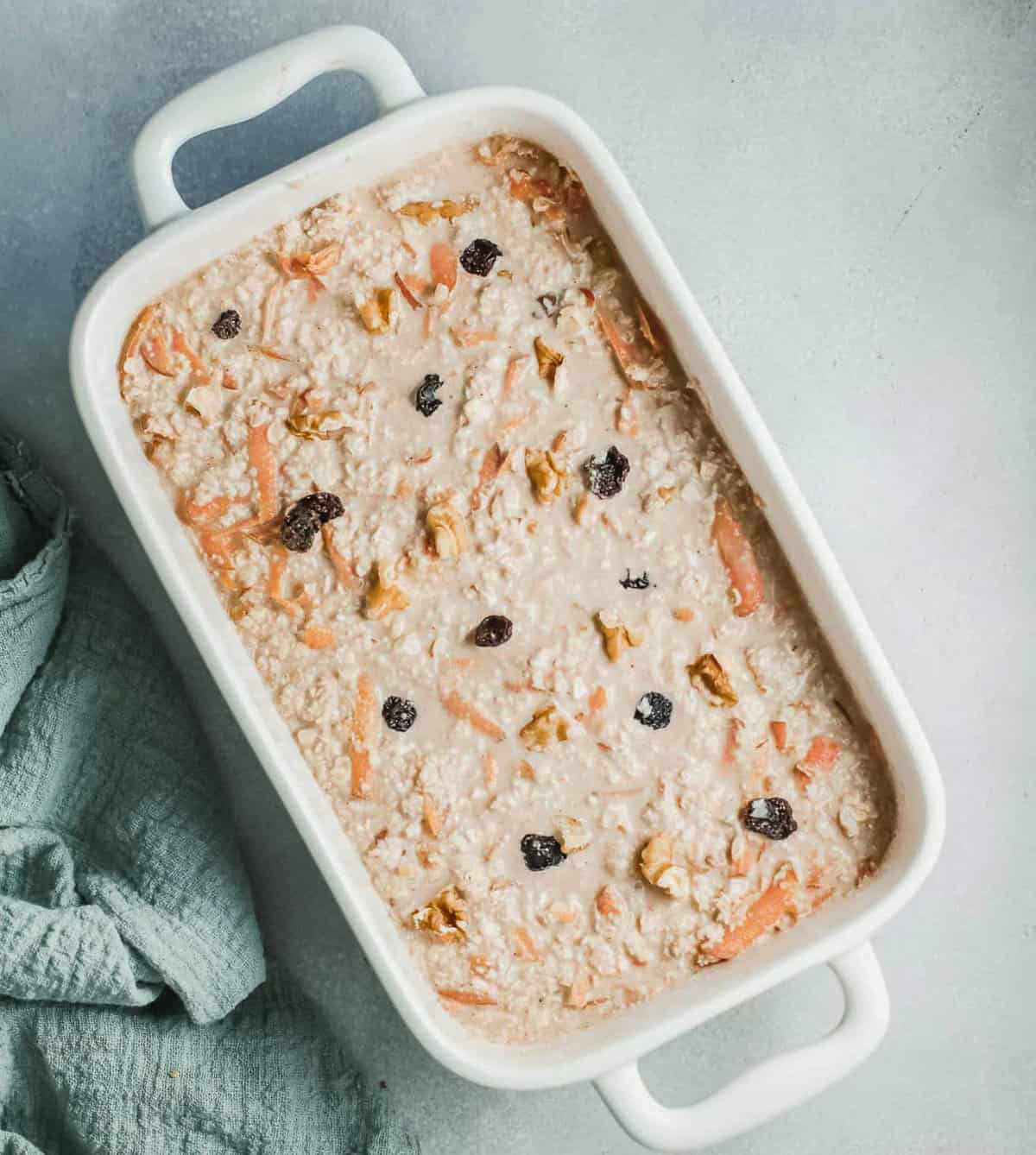 Porridge non cuit dans un plat.