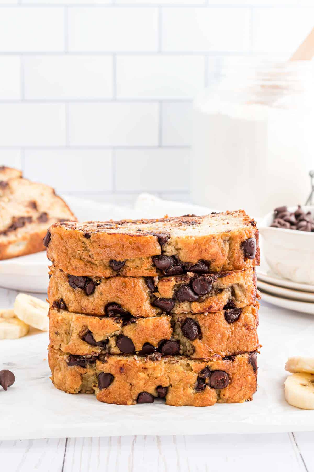 Tranches de pain à la banane avec des pépites de chocolat empilées.