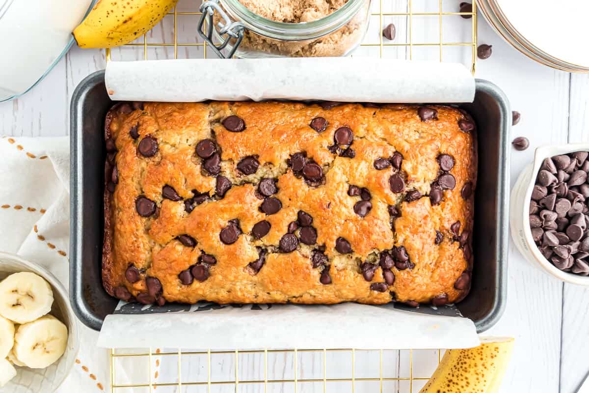 Pain à la banane cuit dans un moule à cake tapissé de papier sulfurisé.