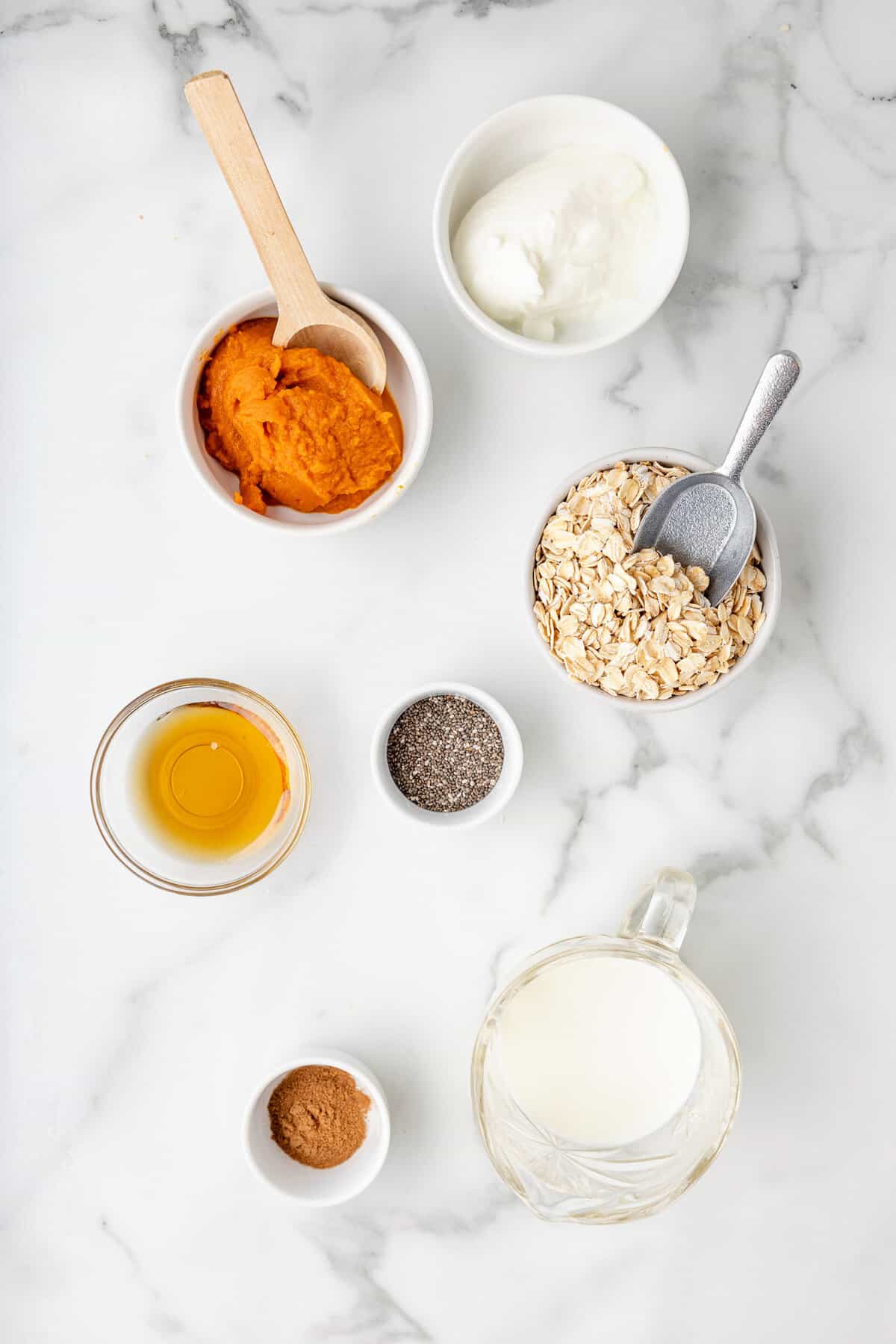 Ingrédients nécessaires, y compris la purée de citrouille.