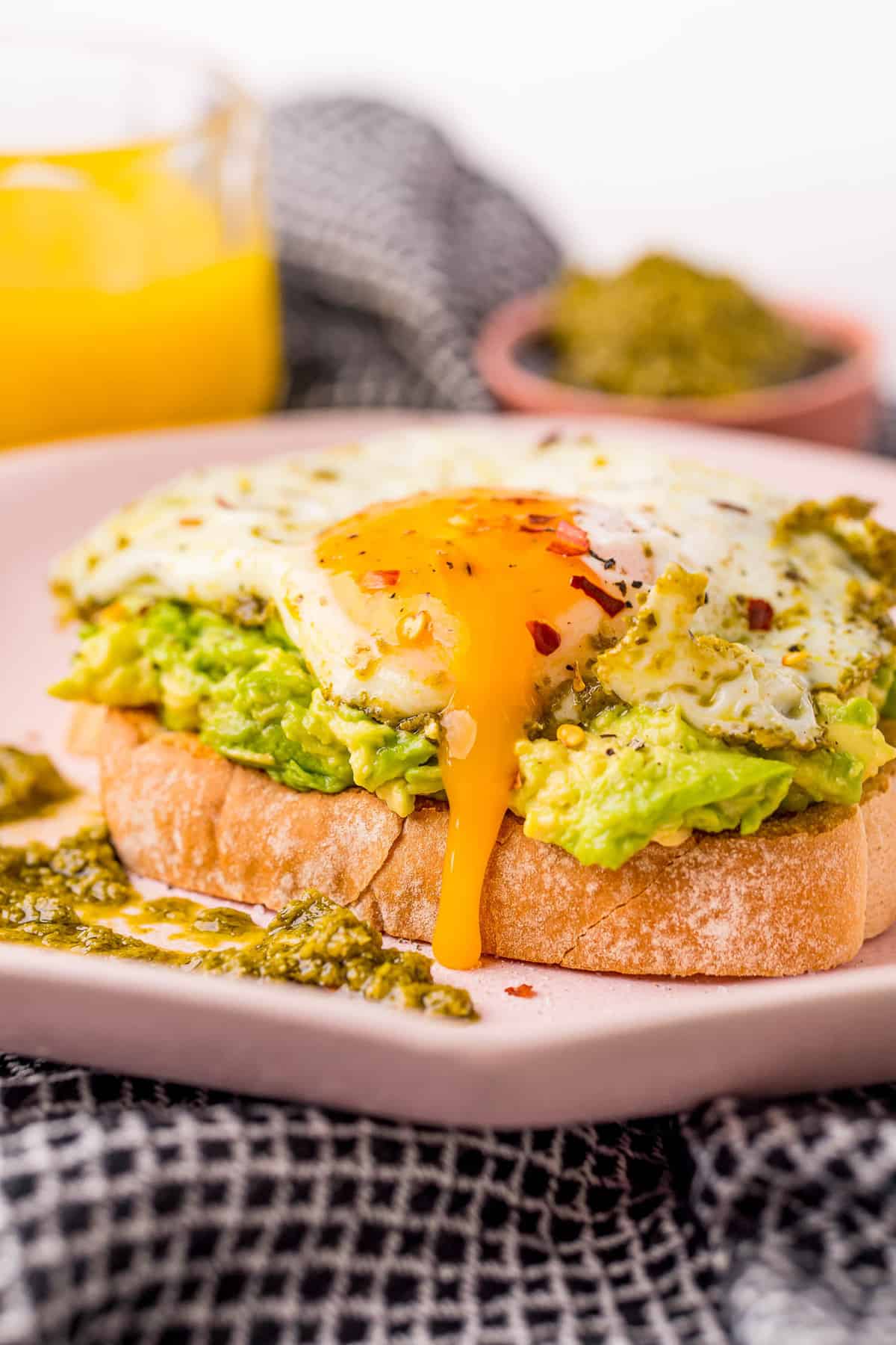 Œuf coulant sur une tartine d'avocat.