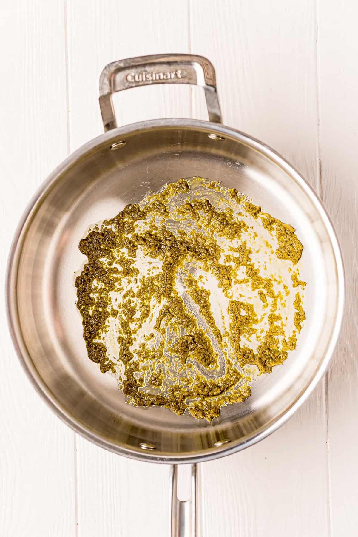 Pesto dans une poêle