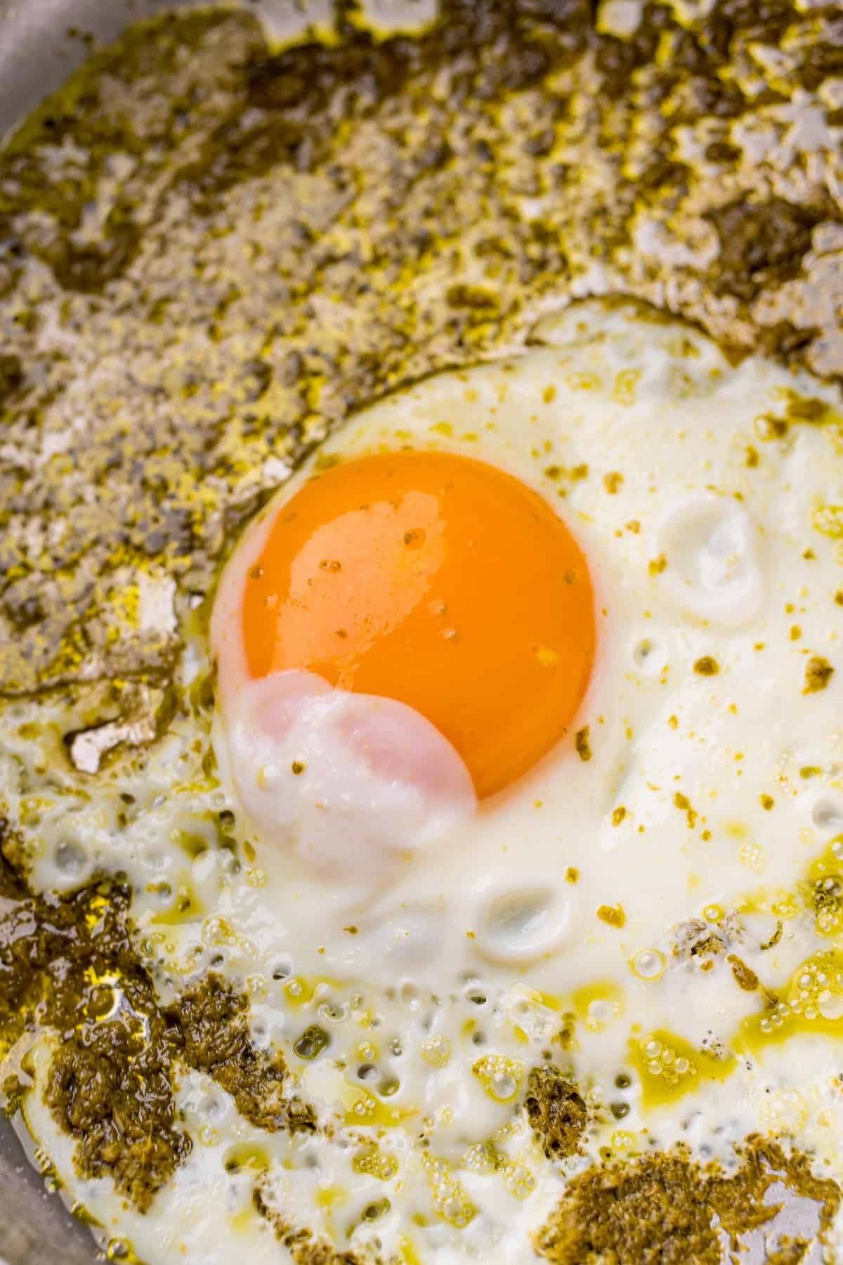 Œuf frit dans le pesto.