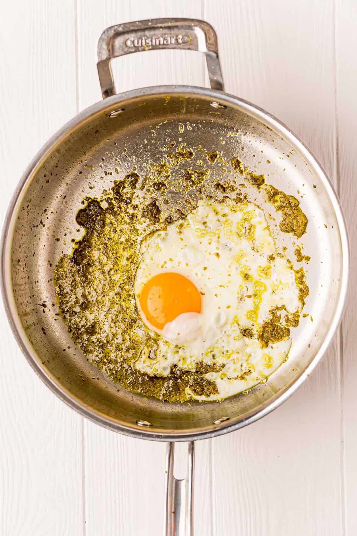 Œuf dans une poêle avec du pesto.