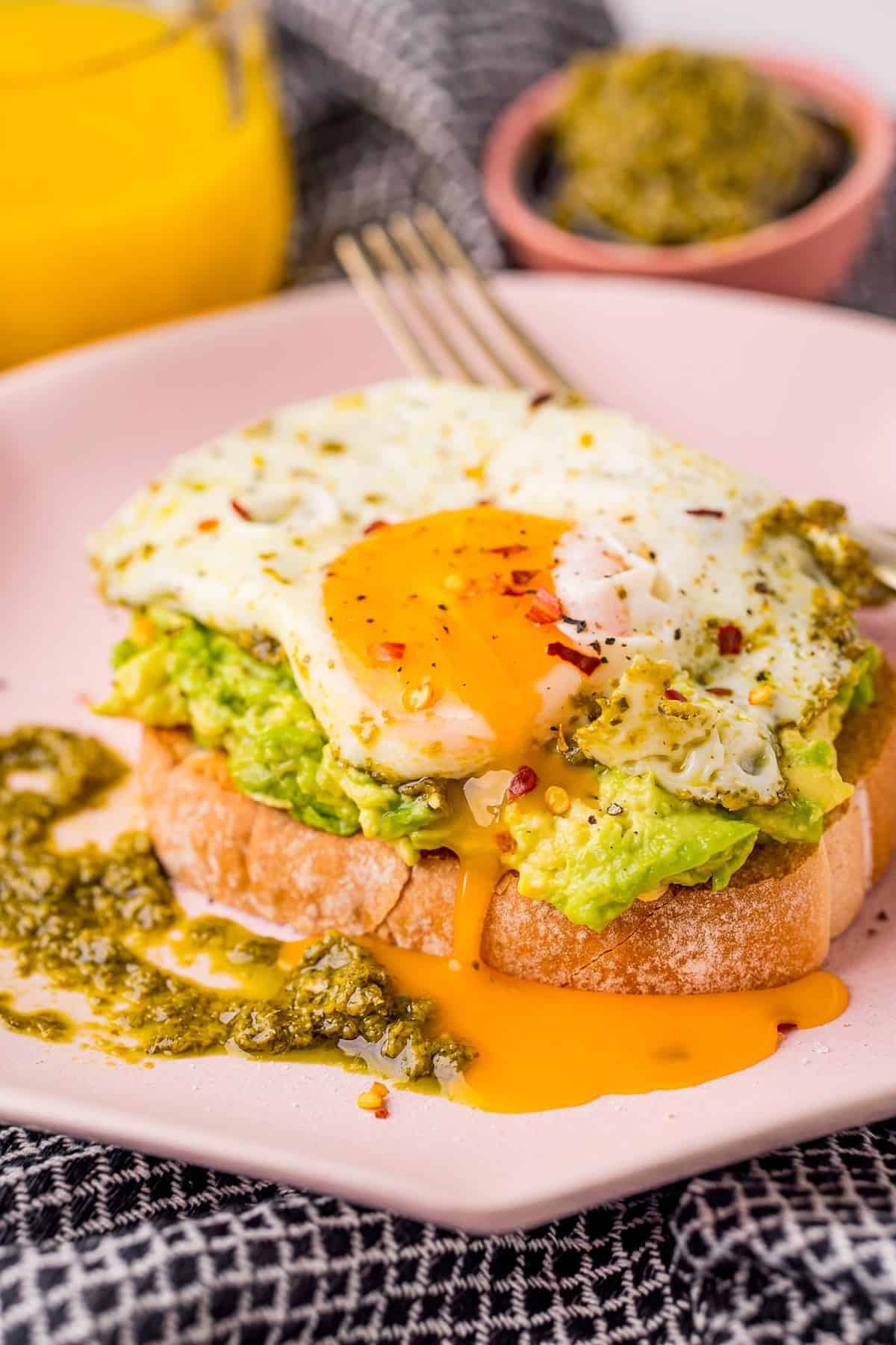 Tartine d'avocat garnie d'un œuf coulant.