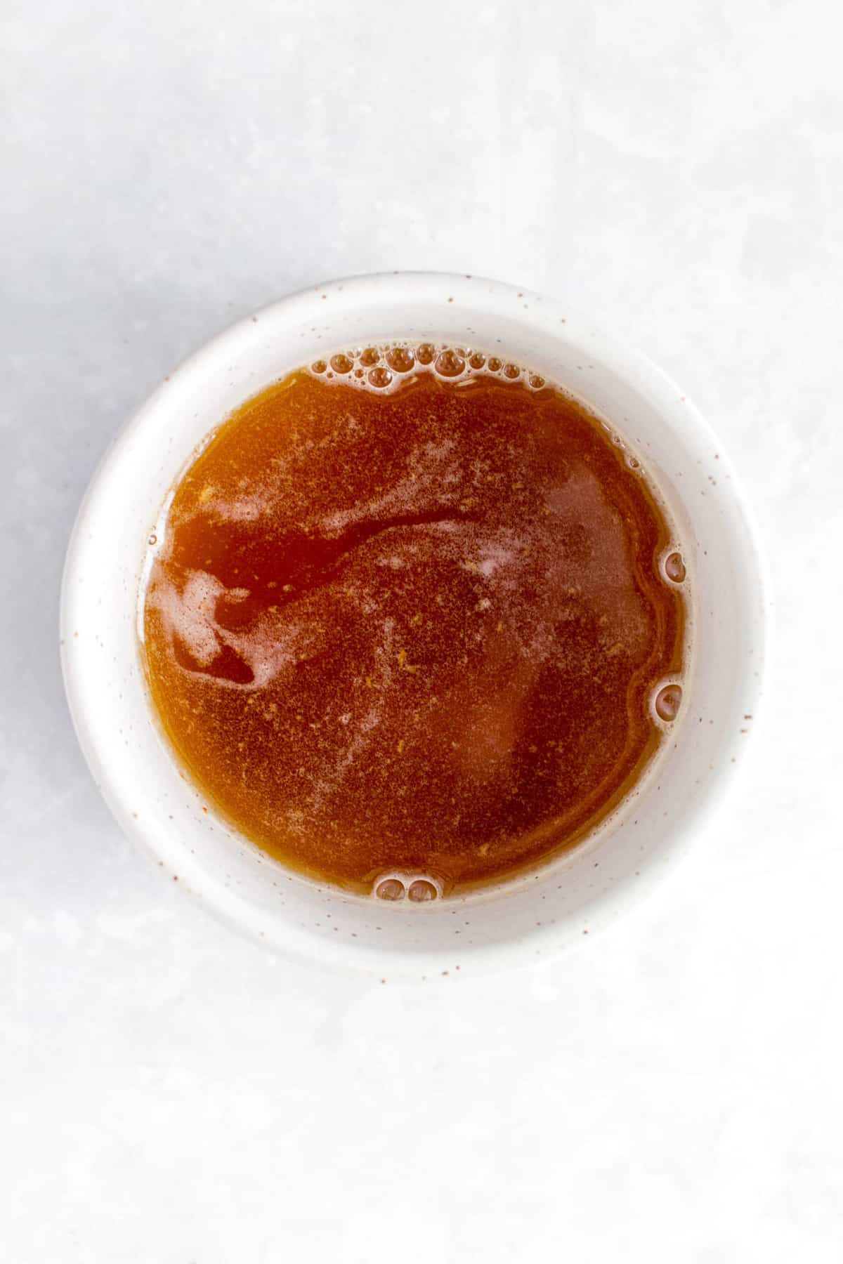 Beurre noisette dans un bol blanc.