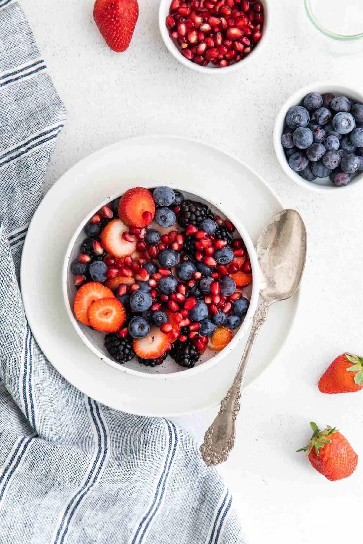 Vue de dessus de fruits frais dans un bol avec de l'eau de coco.