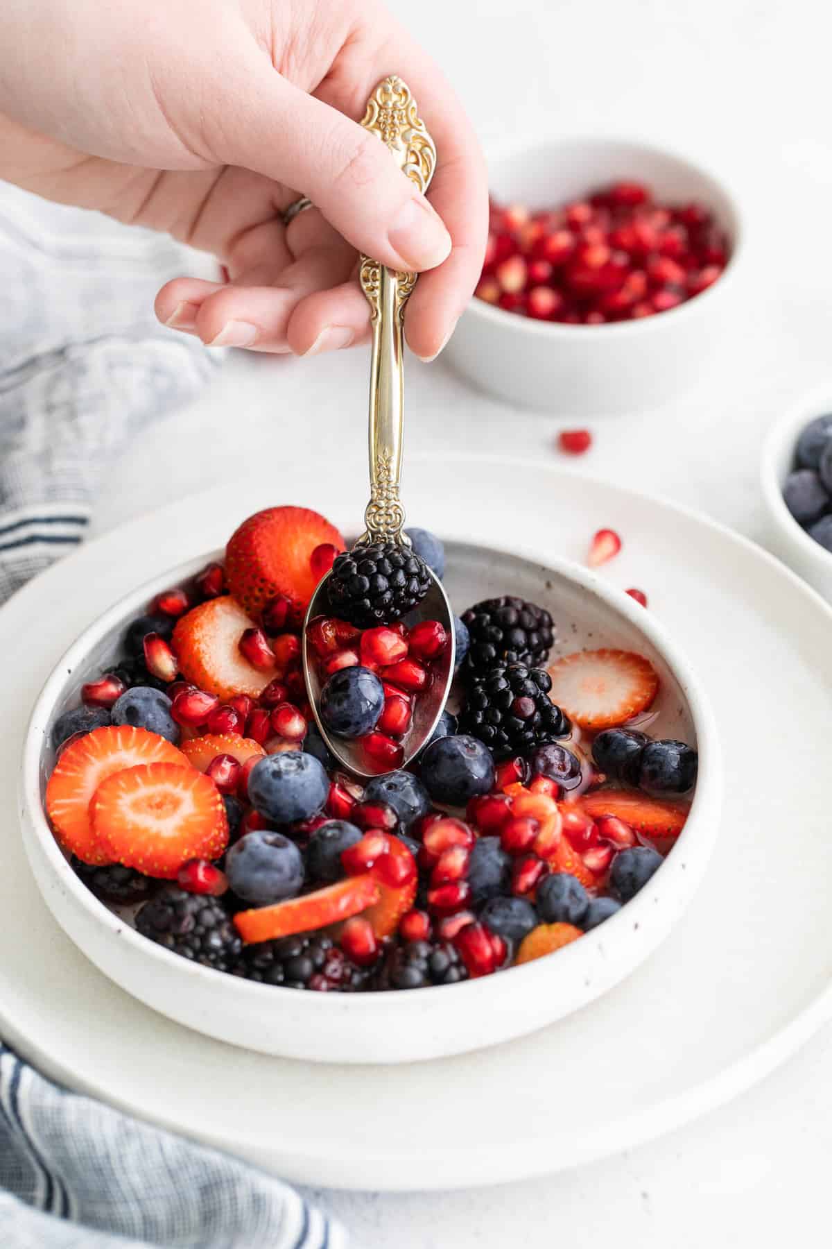 Fruits frais sur une cuillère.