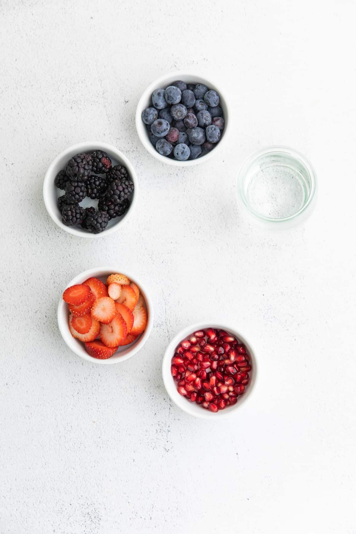 Fruits dans des bols séparés.