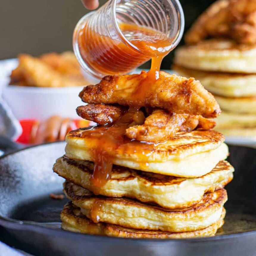 Pancakes au Poulet Épicé, Sauce Érable et Sriracha