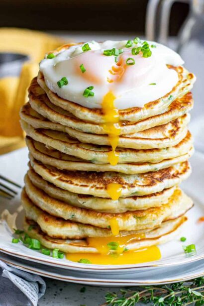 Pancakes Savoureux au Parmesan et aux Herbes