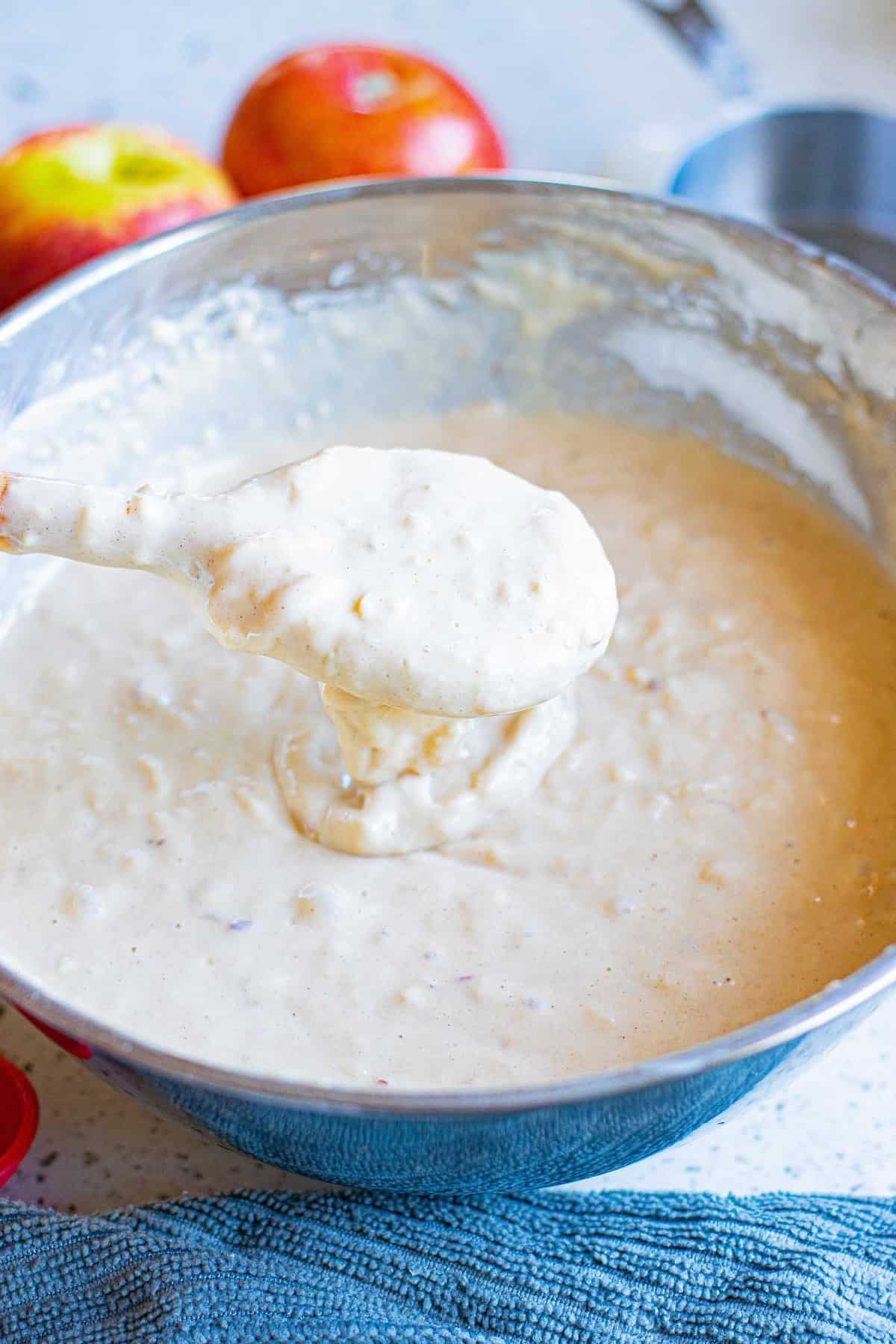 Pâte à pancake dans un bol de mélange.