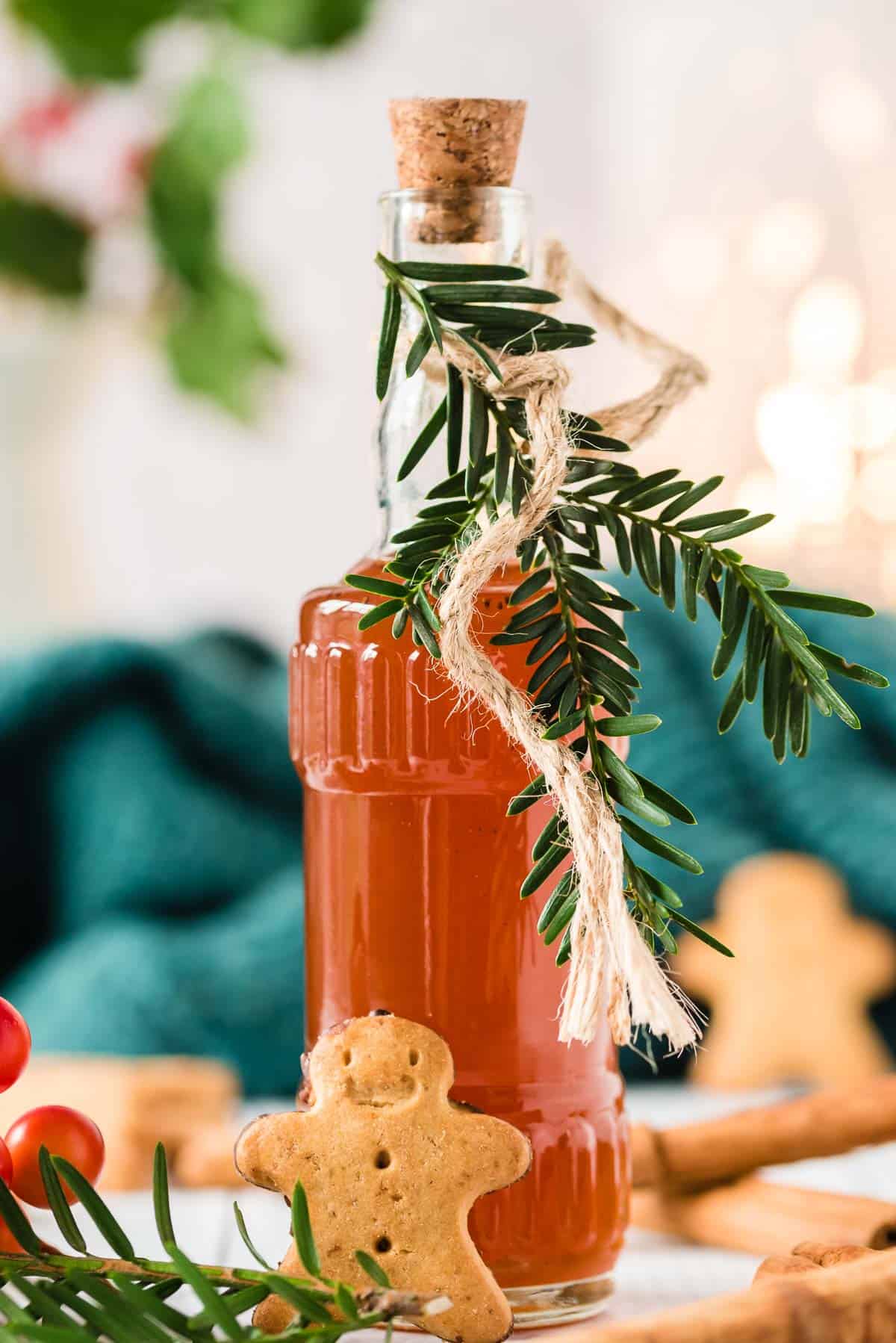 Sirop de pain d'épices dans une bouteille festive.