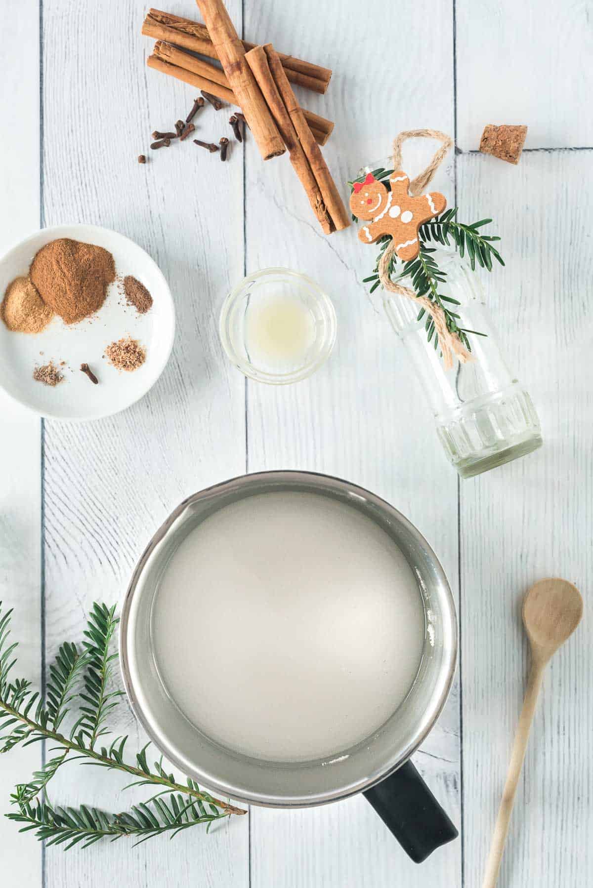 Vue d'ensemble des ingrédients nécessaires pour le sirop de café au pain d'épices.