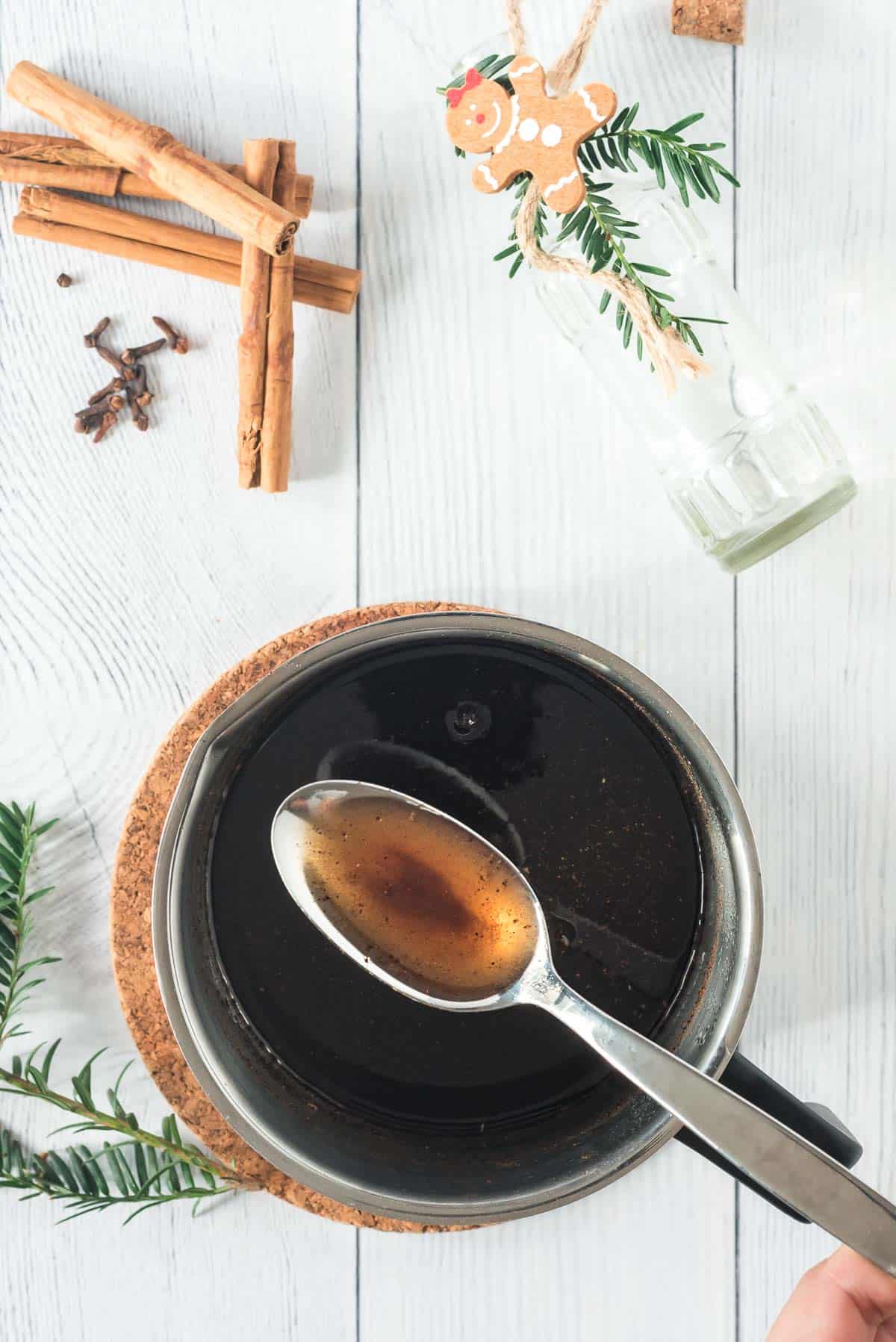 Sirop de café dans une casserole.