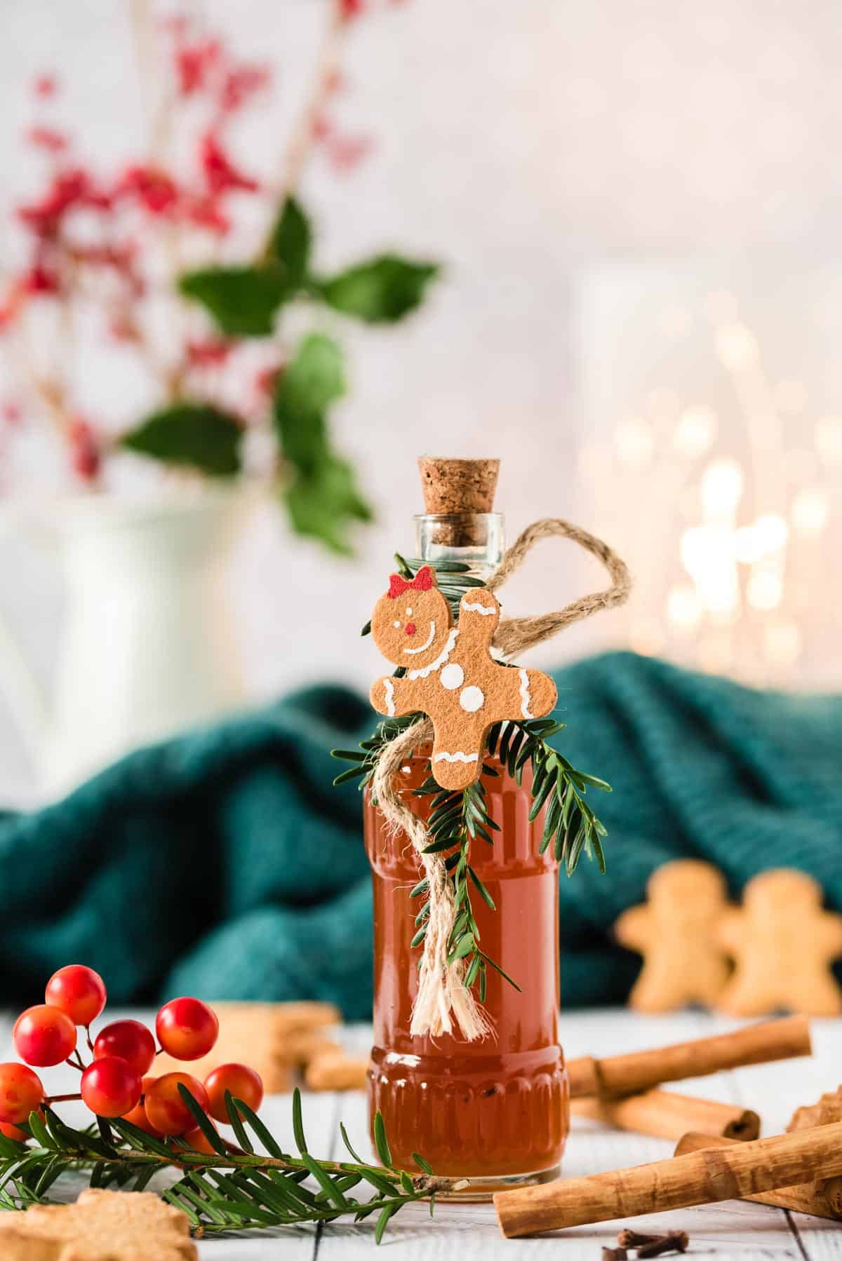 Sirop foncé dans une bouteille sur le thème de Noël.