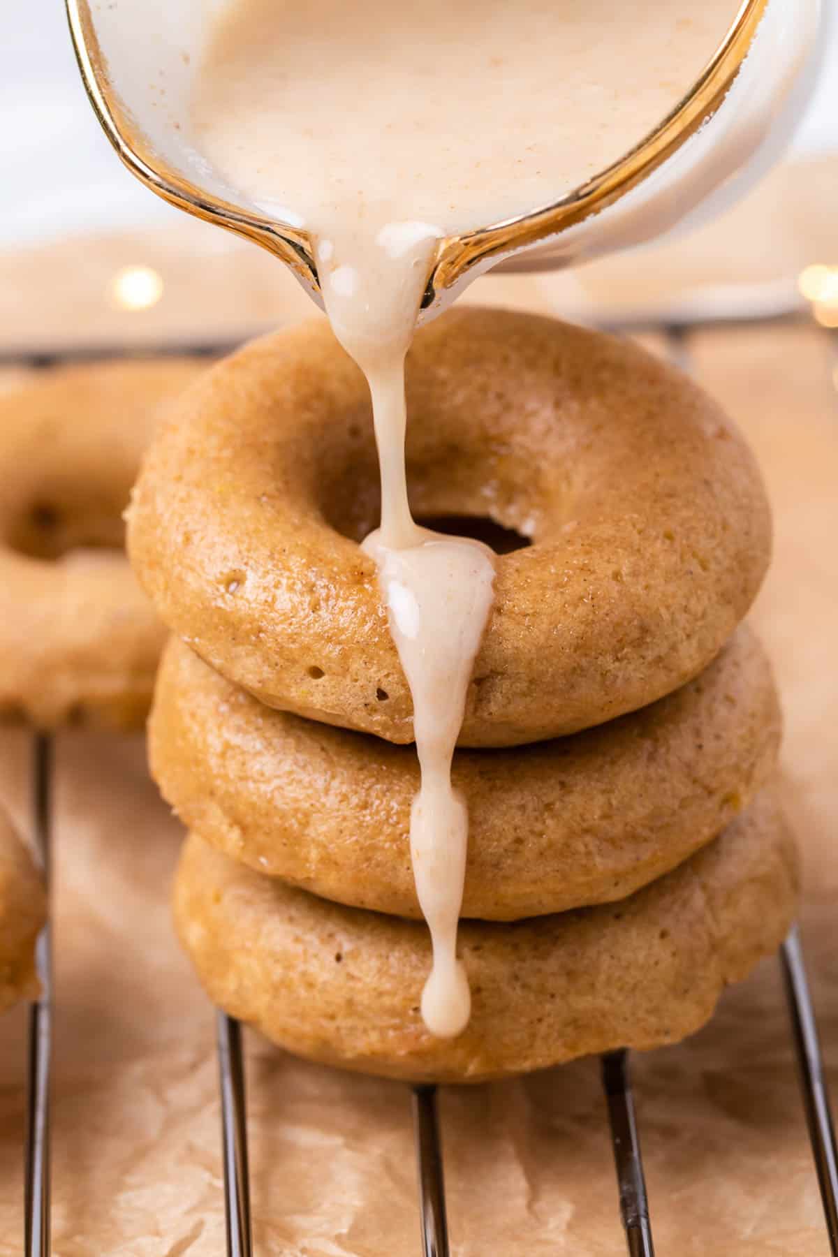 Glaçage versé sur une pile de donuts.