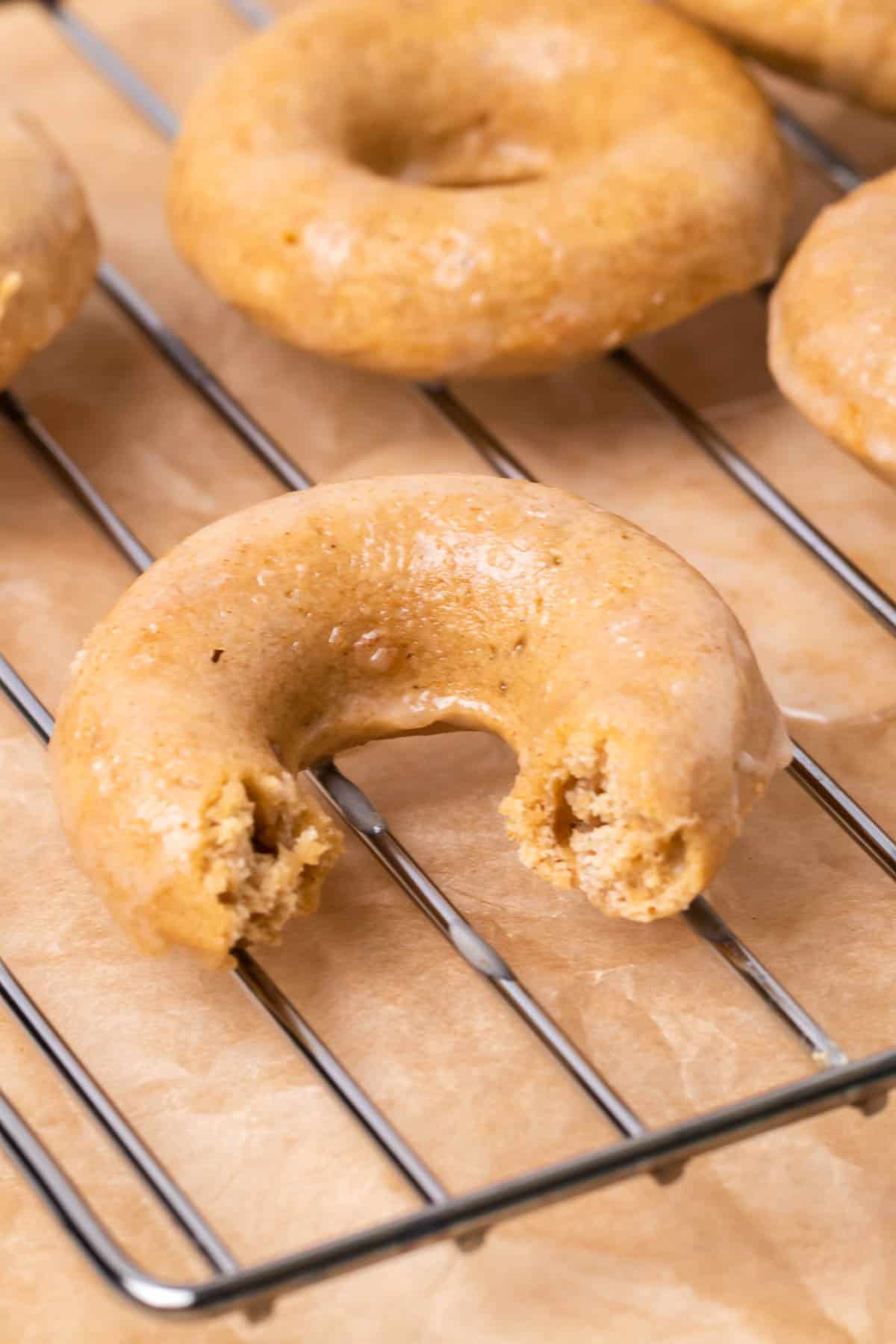 Donut avec une bouchée enlevée.