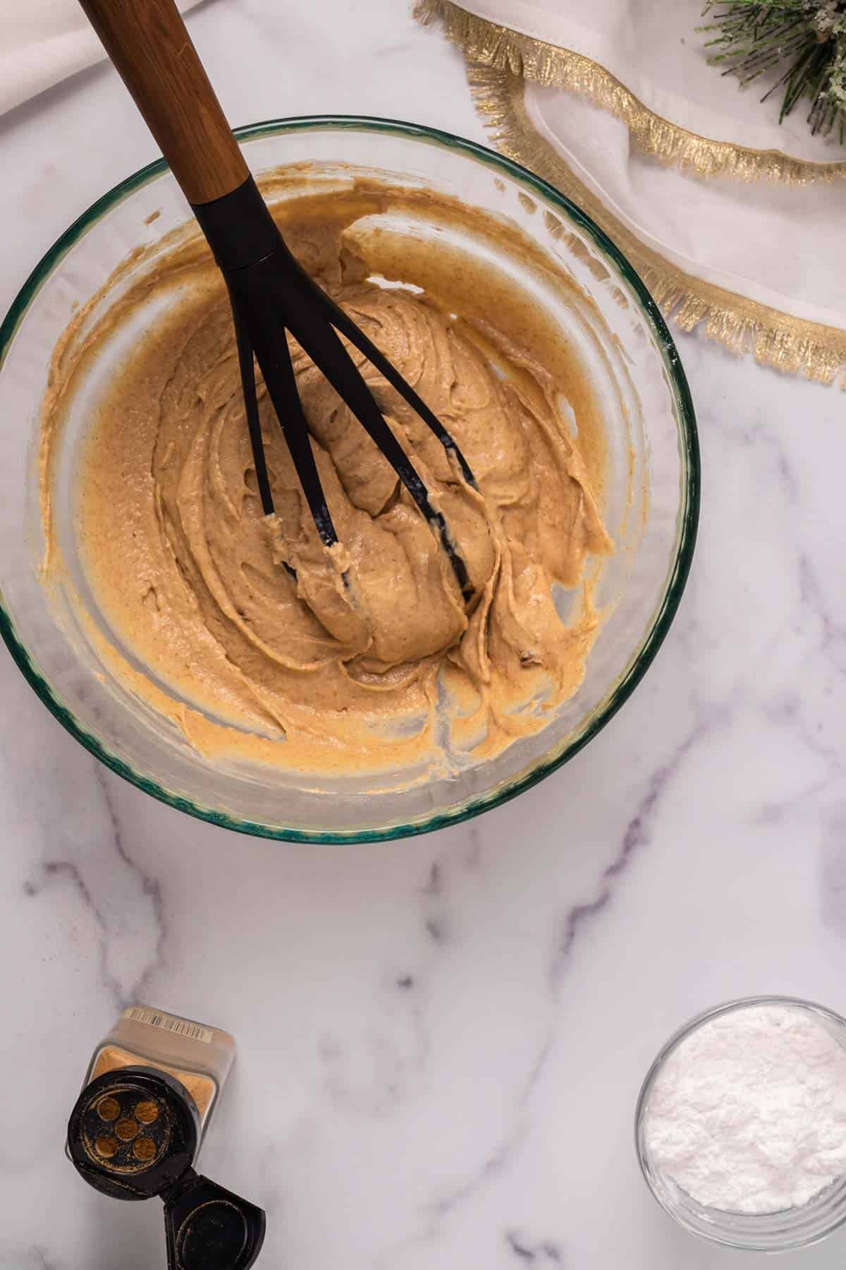 Pâte à donut dans un bol avec un fouet.