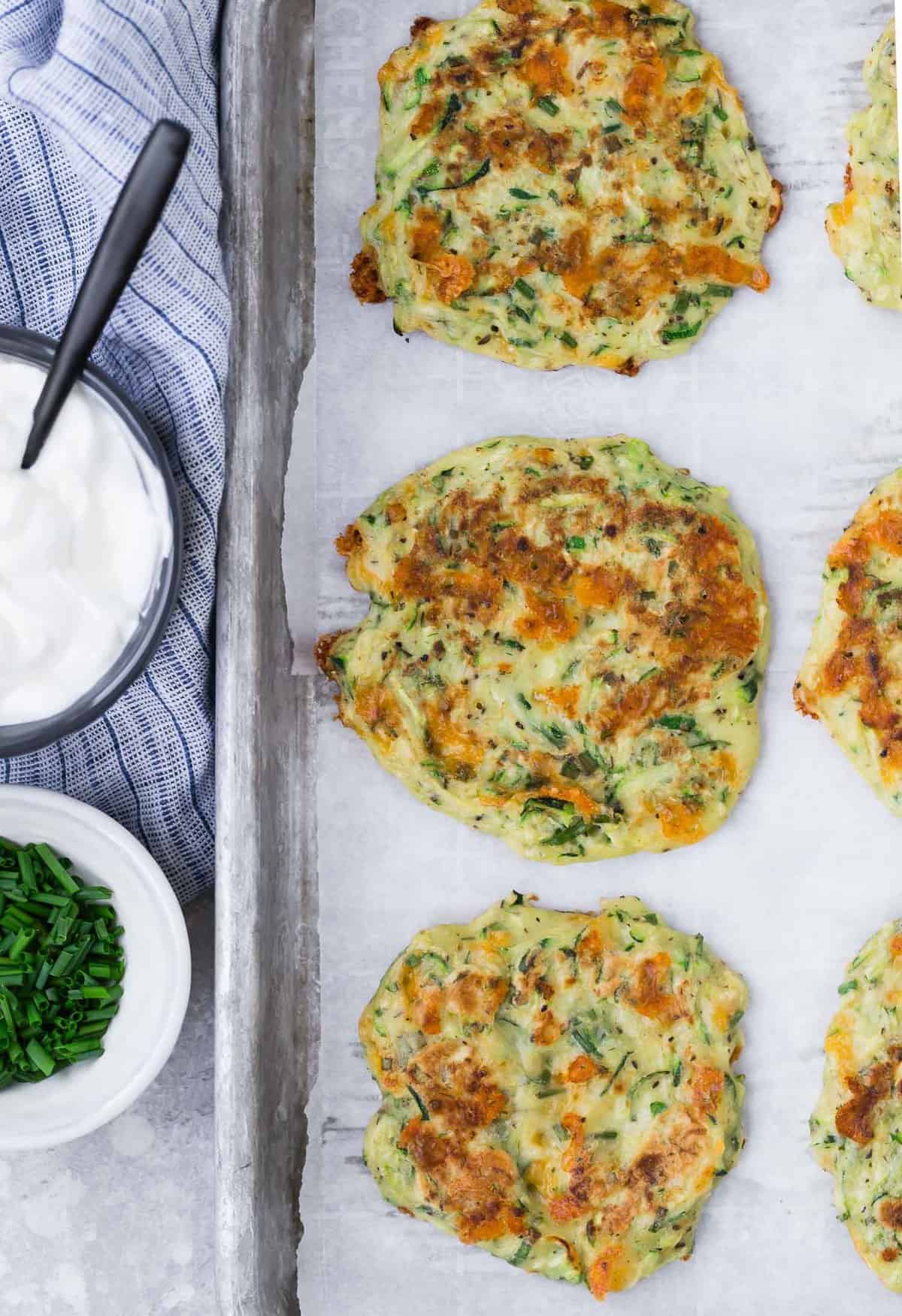 Des beignets de courgettes sur une plaque de cuisson.